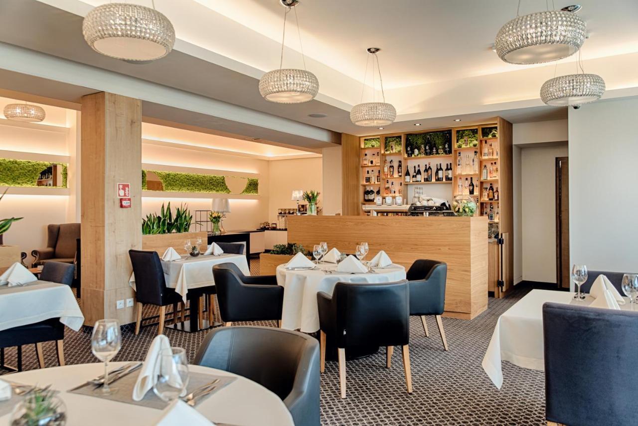Hotel Uniejow Eksteriør bilde